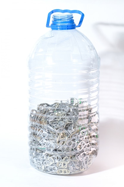 Aluminium-Aufreißlaschen in der Flasche