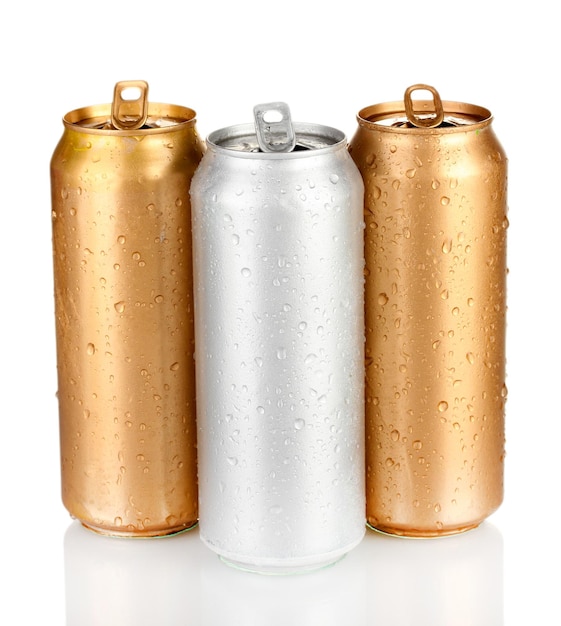 Aluminiumdose mit Wassertropfen, isoliert auf weiss