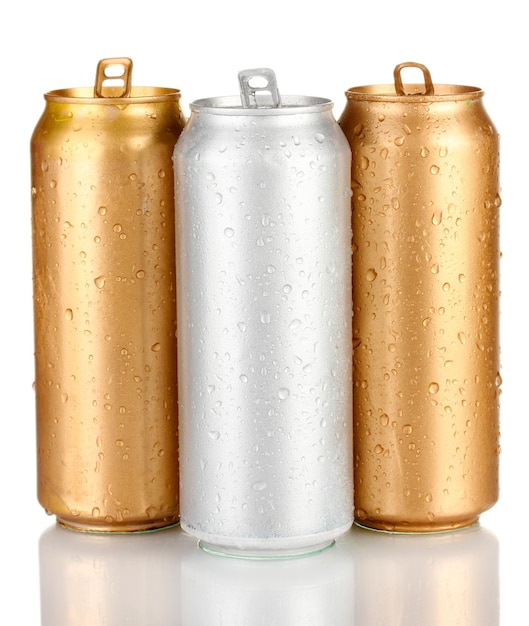 Aluminiumdose mit Wassertropfen, isoliert auf weiss