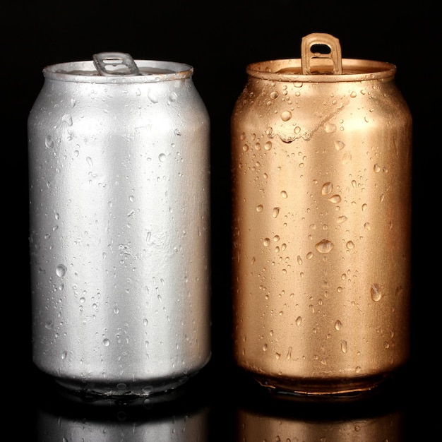 Aluminiumdosen mit Wassertropfen, die auf Schwarz isoliert sind
