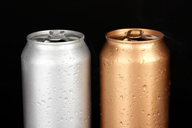 Aluminiumdosen mit Wassertropfen isoliert auf schwarz