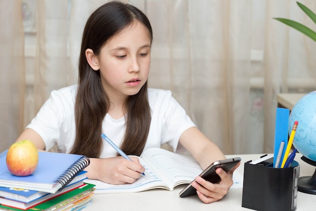 Alumna de educación en línea de aprendizaje a distancia estudiando en casa haciendo los deberes con tableta digital