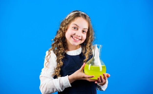 Alumna de la escuela estudia líquidos químicos Laboratorio escolar Aprende patrones de la naturaleza Concepto educativo Lección de química escolar Análisis químico Opciones nocivas y vitales de soluto químico