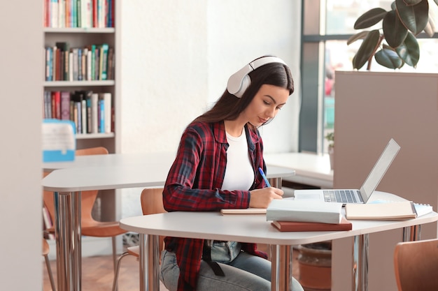 Alumna preparándose para el examen en la biblioteca