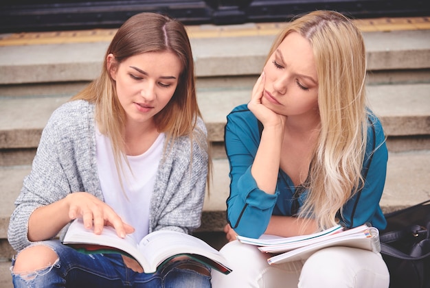 Alumnas al aire libre con libro