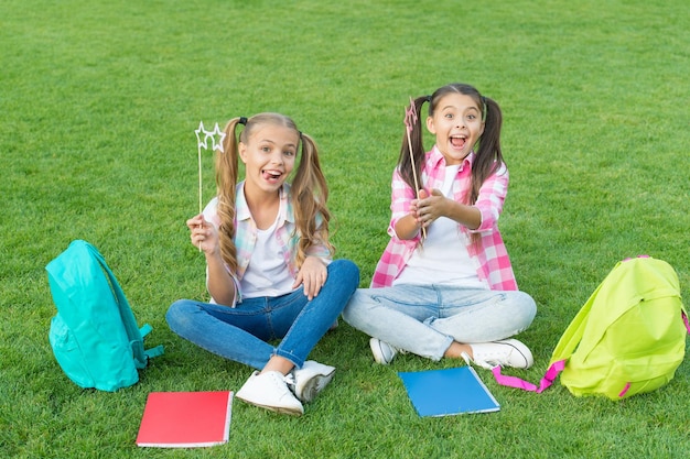 Las alumnas de la escuela de niñas que hacen la tarea juntas al aire libre desarrollan el concepto de creatividad