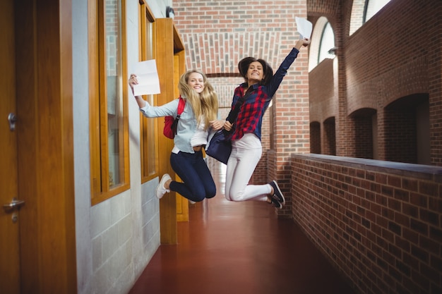 Alumnas felices recibiendo resultados en la universidad.