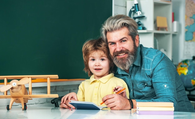 Alumno aprendiendo letras y números proceso educativo niño pequeño alumno con cara feliz expresión n