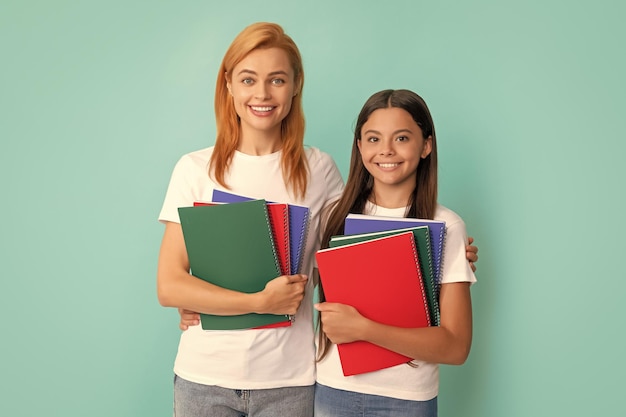 Alumno de la escuela feliz y estudiante con la escuela de libros de trabajo