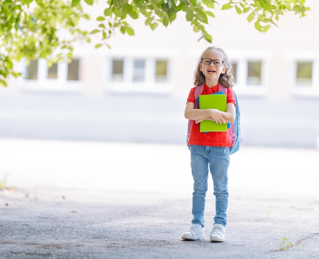 Alumno de escuela primaria con mochila