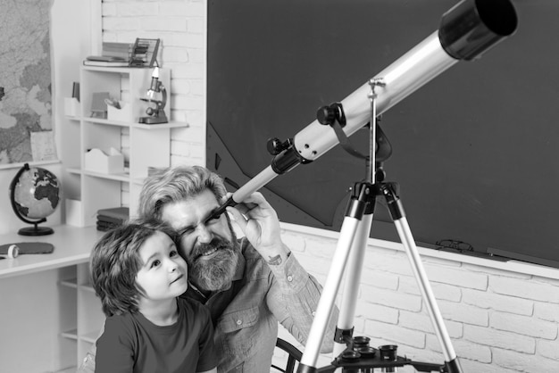 Alumno estudia astronomía con un maestro divertido proceso educativo del día del maestro