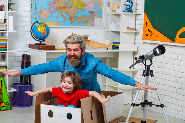 Alumno estudia astronomía con profesor divertido Sueños de la infancia Padre enseñando hijo Astronomía Alumno lindo y su trabajo de escolarización de padre