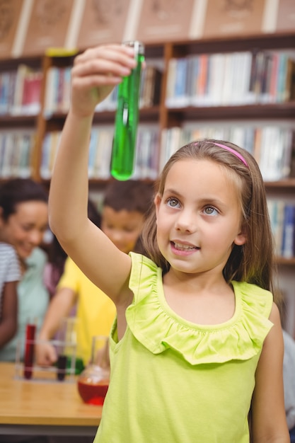 Alumno haciendo ciencia en la biblioteca