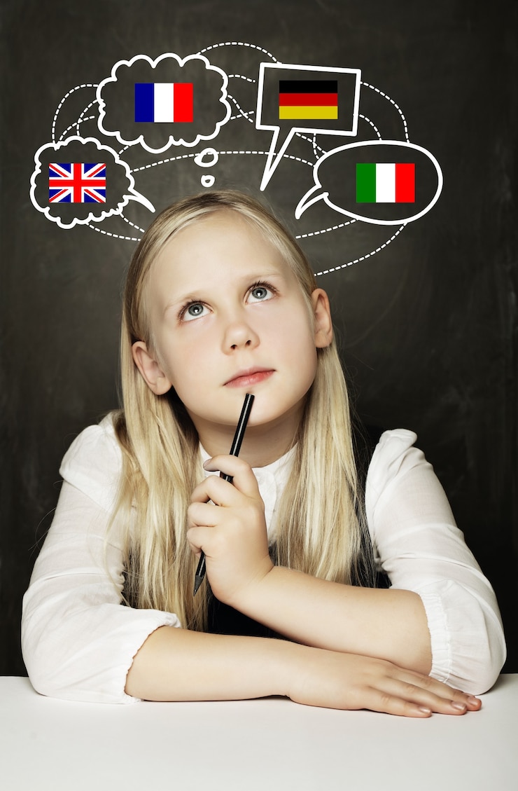 Foto alumno de la niña de la escuela que aprende el idioma inglés, alemán, francés o italiano en el fondo de la pizarra con banderas de reino unido, alemania, italia, francia