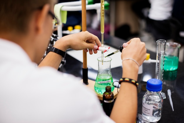 Alumno realizando un experimento científico en el laboratorio.