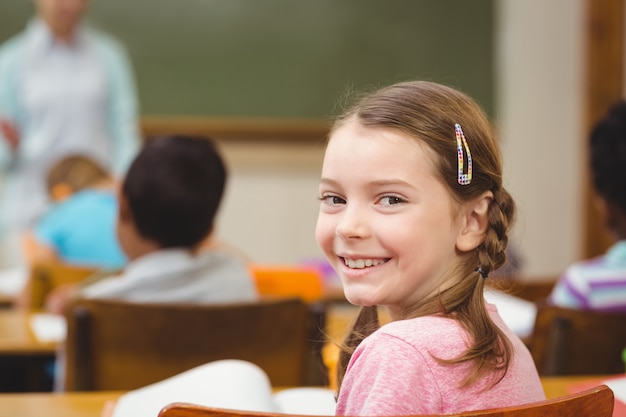 Alumno sonriendo a la cámara durante la clase