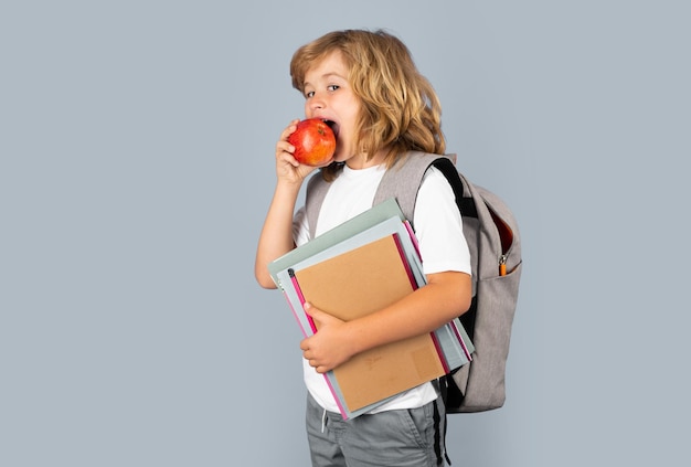 Alumno en uniforme escolar con mochila estudiante adolescente sobre fondo aislado