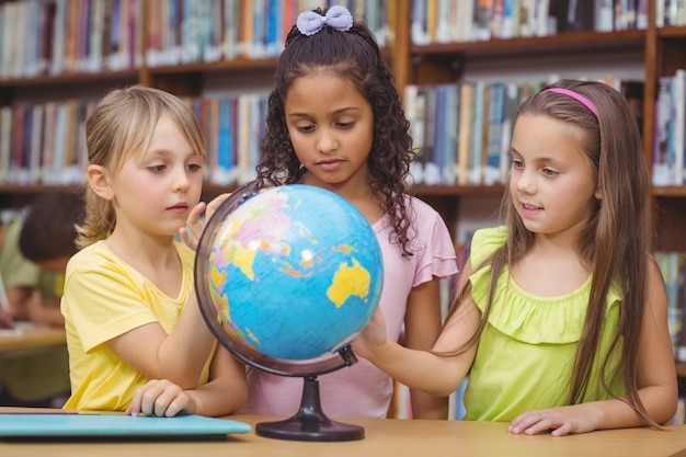 Alumnos en la biblioteca con globo