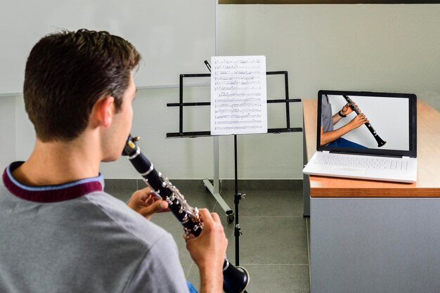 Alumnos del Conservatorio Superior de Música ensayan en el aula.