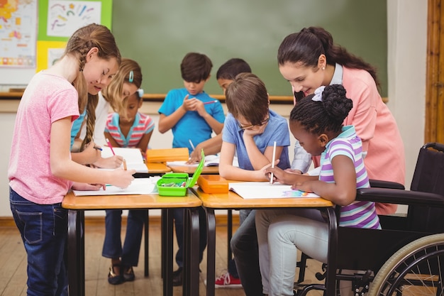 Alumnos y docentes trabajando juntos en el escritorio