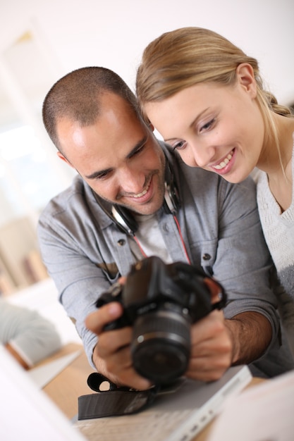 Alumnos de fotografía trabajando juntos en proyecto.