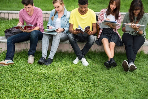 Alumnos haciendo tareas en el parque.