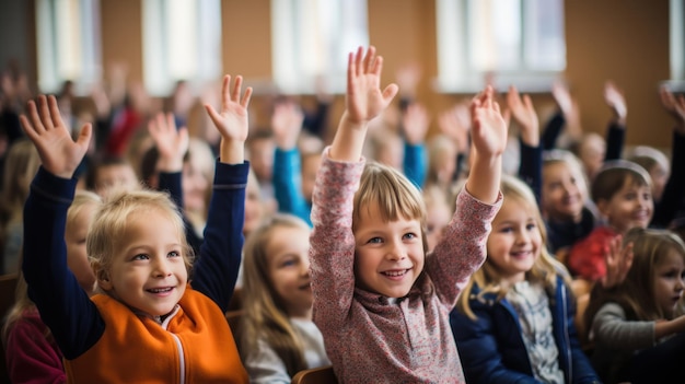 Alumnos levantando la mano durante la clase en la escuela primaria