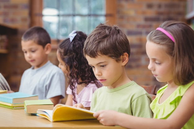 Alumnos leyendo libros en la biblioteca
