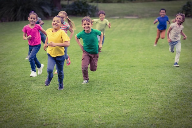 Alumnos lindos corriendo hacia la cámara