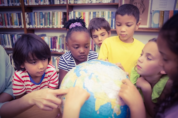 Alumnos mirando el mundo en la biblioteca