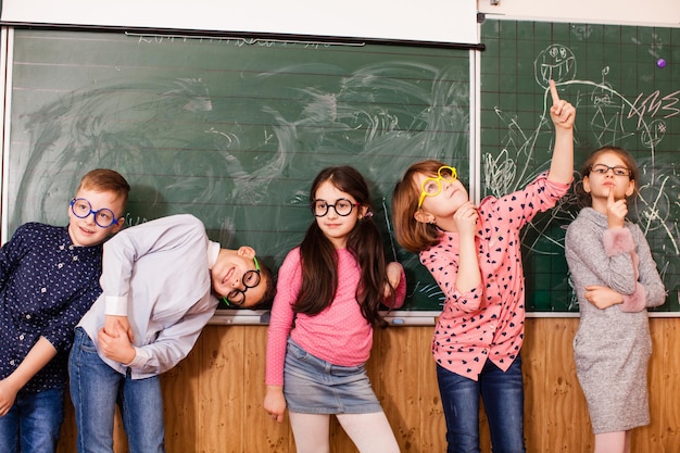 Alumnos muy inteligentes se divierten después de la lección en el aula.