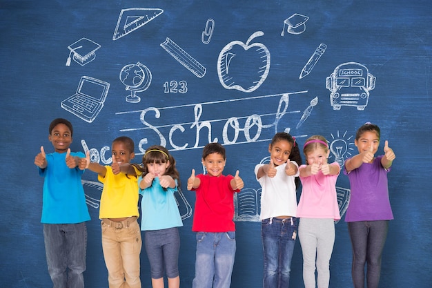 Alumnos de primaria sonriendo mostrando los pulgares hacia arriba contra la pizarra azul