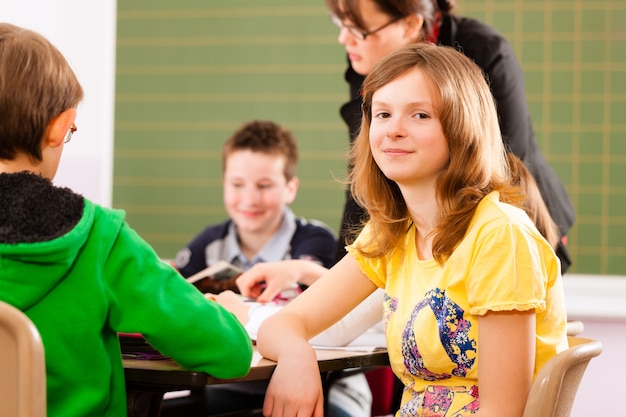 Alumnos y profesores aprendiendo en la escuela