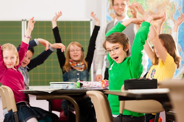 Alumnos y profesores aprendiendo en la escuela