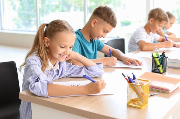 Alumnos que pasan la prueba escolar en el aula