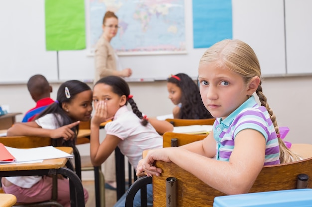 Alumnos traviesos en clase