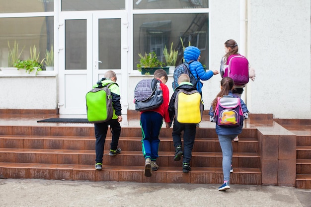 Los alumnos van a la escuela