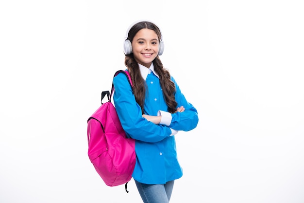 Aluna adolescente da escola em fones de ouvido no fundo branco isolado do estúdio Escola e conceito de educação musical De volta à escola