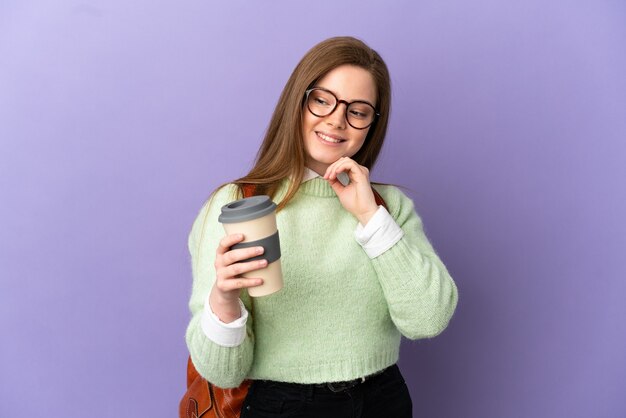 Aluna adolescente em um fundo roxo isolado, olhando para o lado e sorrindo