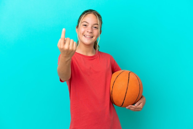 Aluna adolescente no interior mostrando e levantando um dedo
