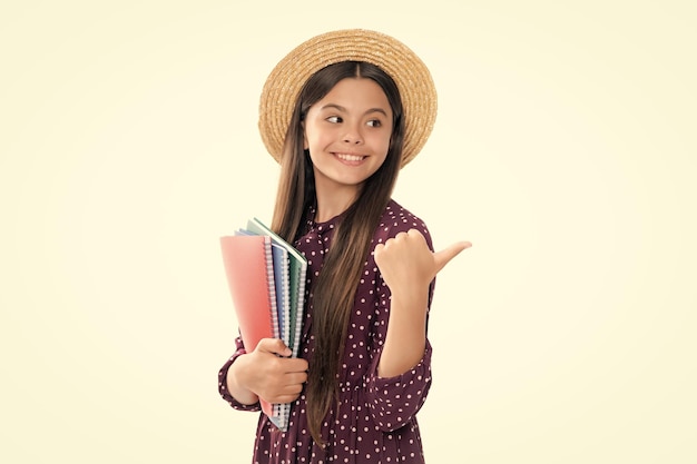 Aluna adolescente segura cadernos de livros isolados no espaço de cópia de fundo branco De volta à escola, educação e conhecimento de estilo de vida adolescente Retrato de menina adolescente sorridente feliz