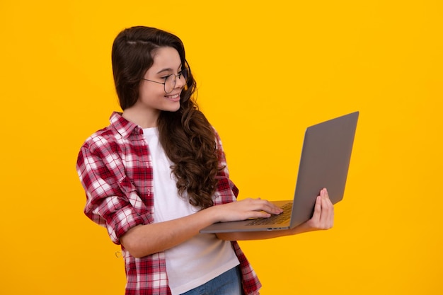 Aluna adolescente segura notebook laptop Crianças em idade escolar em fundo de estúdio isolado Adolescente feliz emoções positivas e sorridentes de estudante adolescente