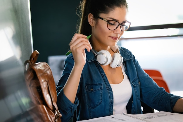 Aluna adorável fazendo seu dever de casa, estudando, se preparando para o exame. universidade, educação, conceito de pessoas