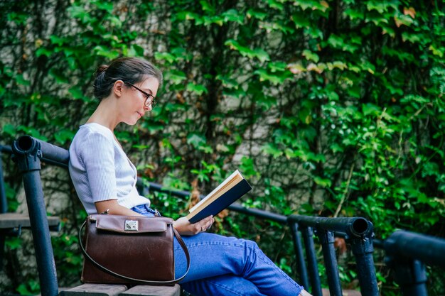 Aluna alegre com atitude positiva, lendo um livro