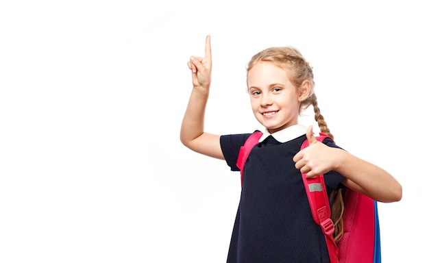 Aluna alegre de 8 anos com mochila vestindo uniforme em pé isolado sobre fundo branco. Pronto para a escola.