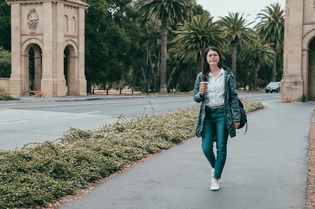 Aluna andando pelo campus e pronta para assistir à aula em um dia.