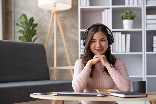 Aluna asiática, aula de aprendizado on-line, estudo, chamada de vídeo on-line, professora de zoom, menina asiática feliz, aprendendo inglês on-line com o computador laptopx9