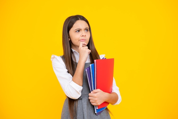 Aluna com livro de cópia posando em fundo isolado Lição de literatura escola de gramática Leitor de criança intelectual Pensando adolescente menina emoção pensativa