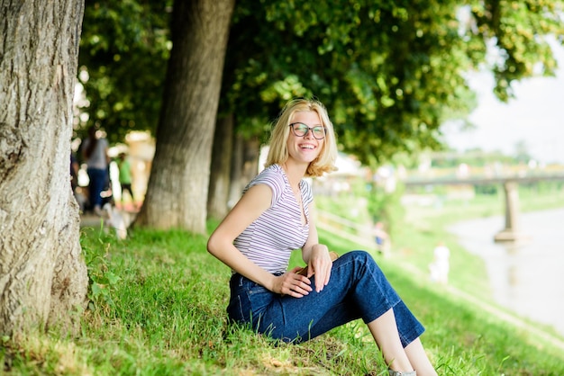 Aluna com livro leitura ao ar livre é meu hobby Estudo de verão mulher no parque lendo livro história interessante Relaxe e obtenha novas informações inspiradas no romance autor estudante estudando livro