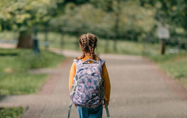 Foto aluna com mochila ao ar livre